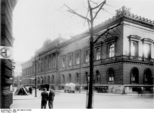 Berlin Reichsbank (Nordseite) Berlin 1933: Blick auf die Nordseite des Alten Reichsbankgebäudes in der Werderstraße, zwischen Kurstraße und Oberwallstraße (im Vordergrund) 33001-33